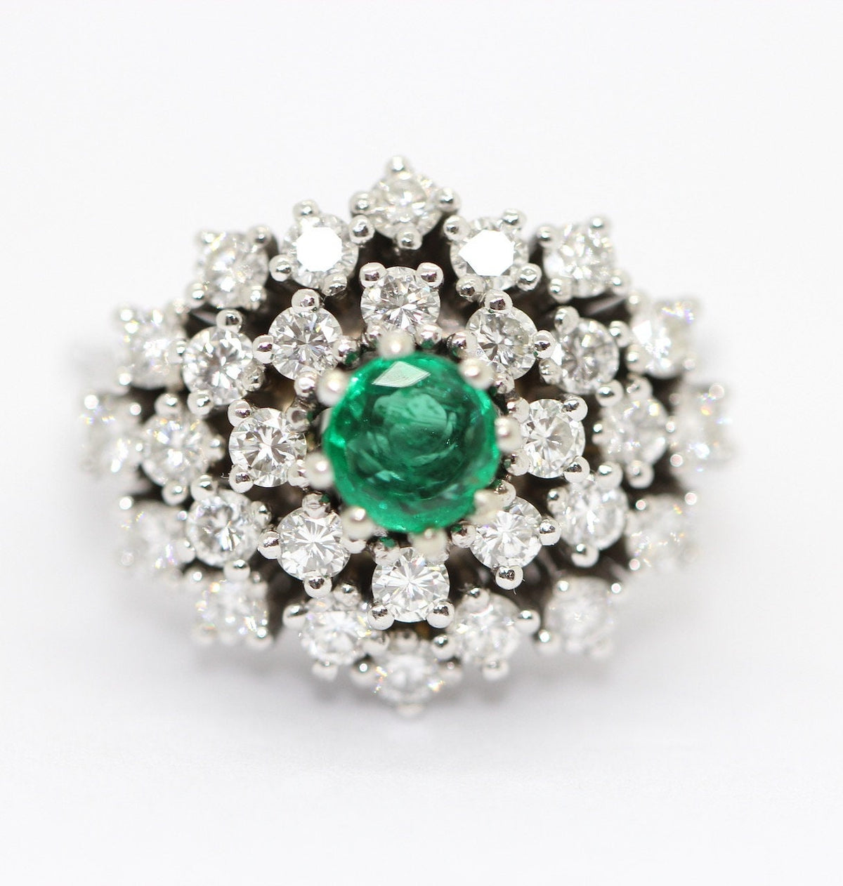 Ring aus 14 Karat Weißgold mit weißen Diamanten und Smaragd