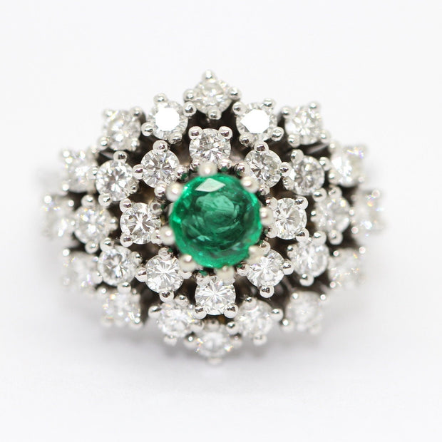 Ring aus 14 Karat Weißgold mit weißen Diamanten und Smaragd