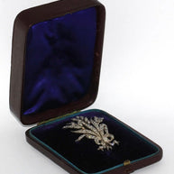 Große, Antike Weißgold Diamant-Brosche als Blumenstrauß mit Schleife