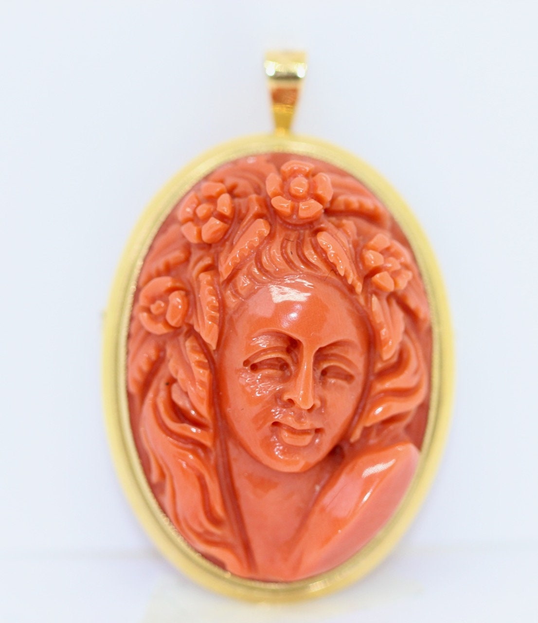 Antike Brosche, Anhänger, Korallen-Kamee, 18 Karat Gold, weibliches Portrait, Kameo, Cameo
