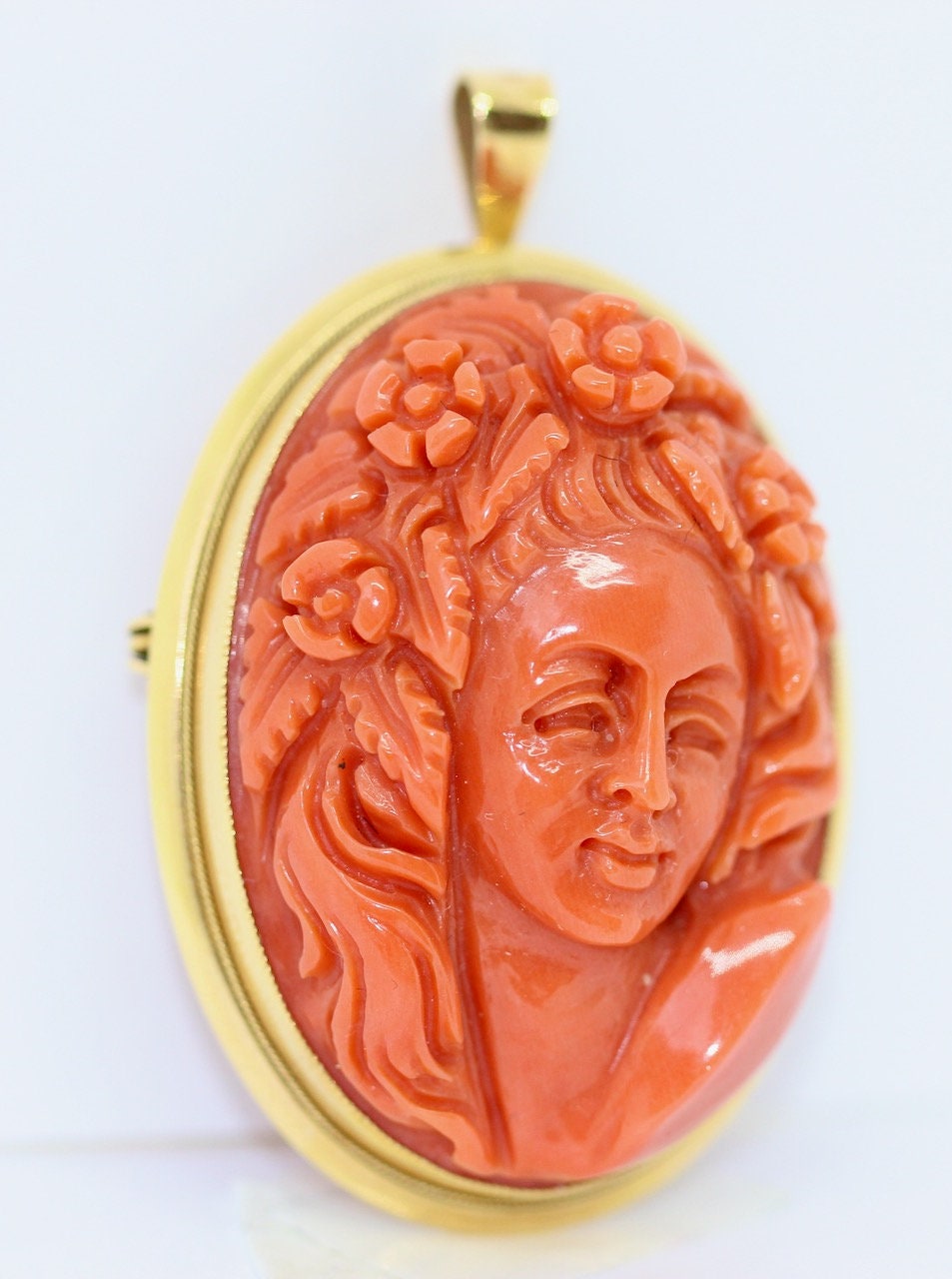 Antike Brosche, Anhänger, Korallen-Kamee, 18 Karat Gold, weibliches Portrait, Kameo, Cameo