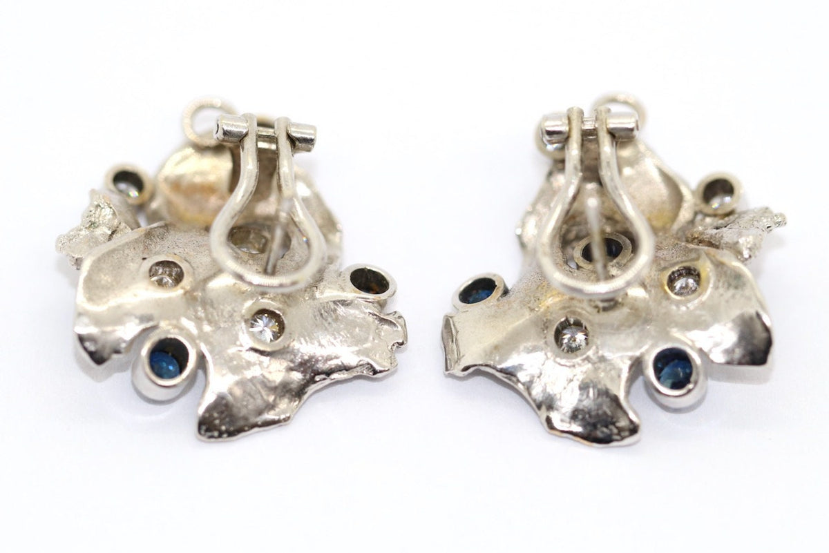 Fantasie-Ohrclips aus 14 Karat Weißgold mit Diamanten und Saphiren