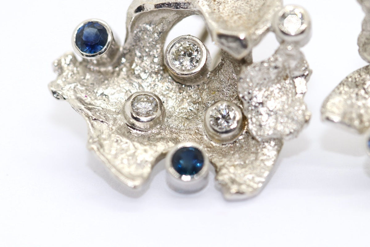 Fantasie-Ohrclips aus 14 Karat Weißgold mit Diamanten und Saphiren