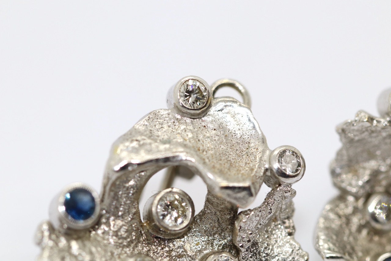 Fantasie-Ohrclips aus 14 Karat Weißgold mit Diamanten und Saphiren
