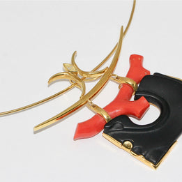 18 Karat Gold Halskette, Collier mit großem Anhänger als japanisches „Torii“, Koralle und Marquise-Diamant,