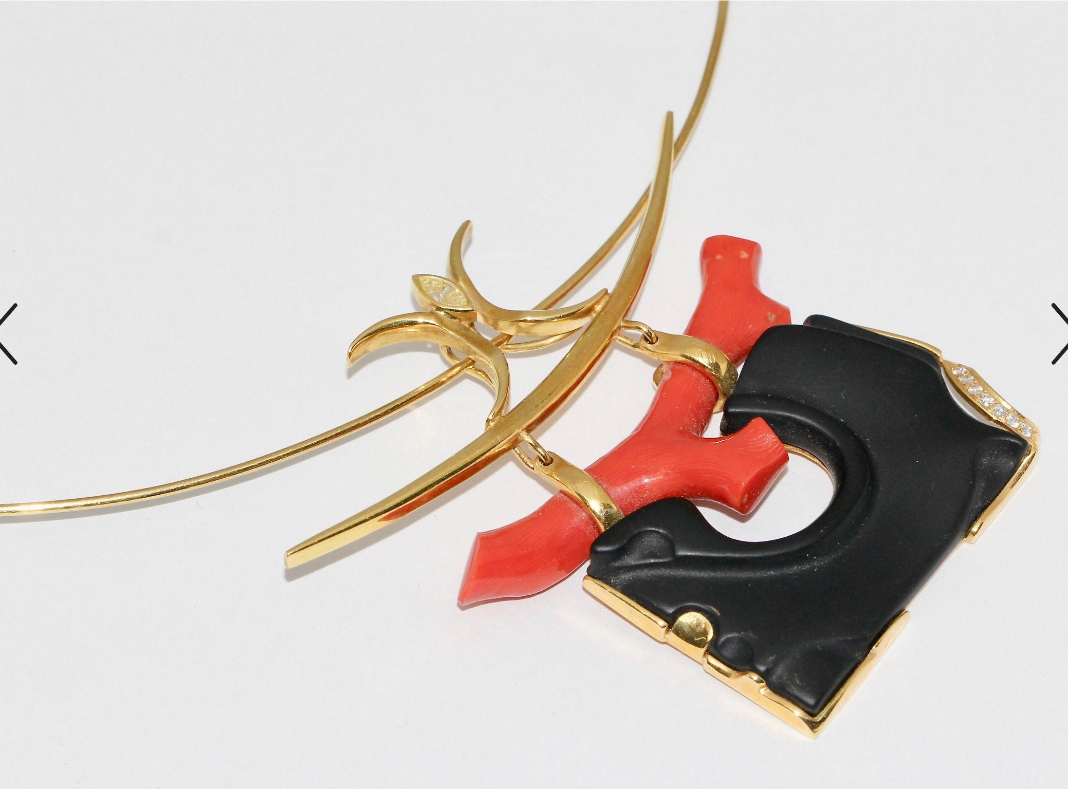 18 Karat Gold Halskette, Collier mit großem Anhänger als japanisches „Torii“, Koralle und Marquise-Diamant,