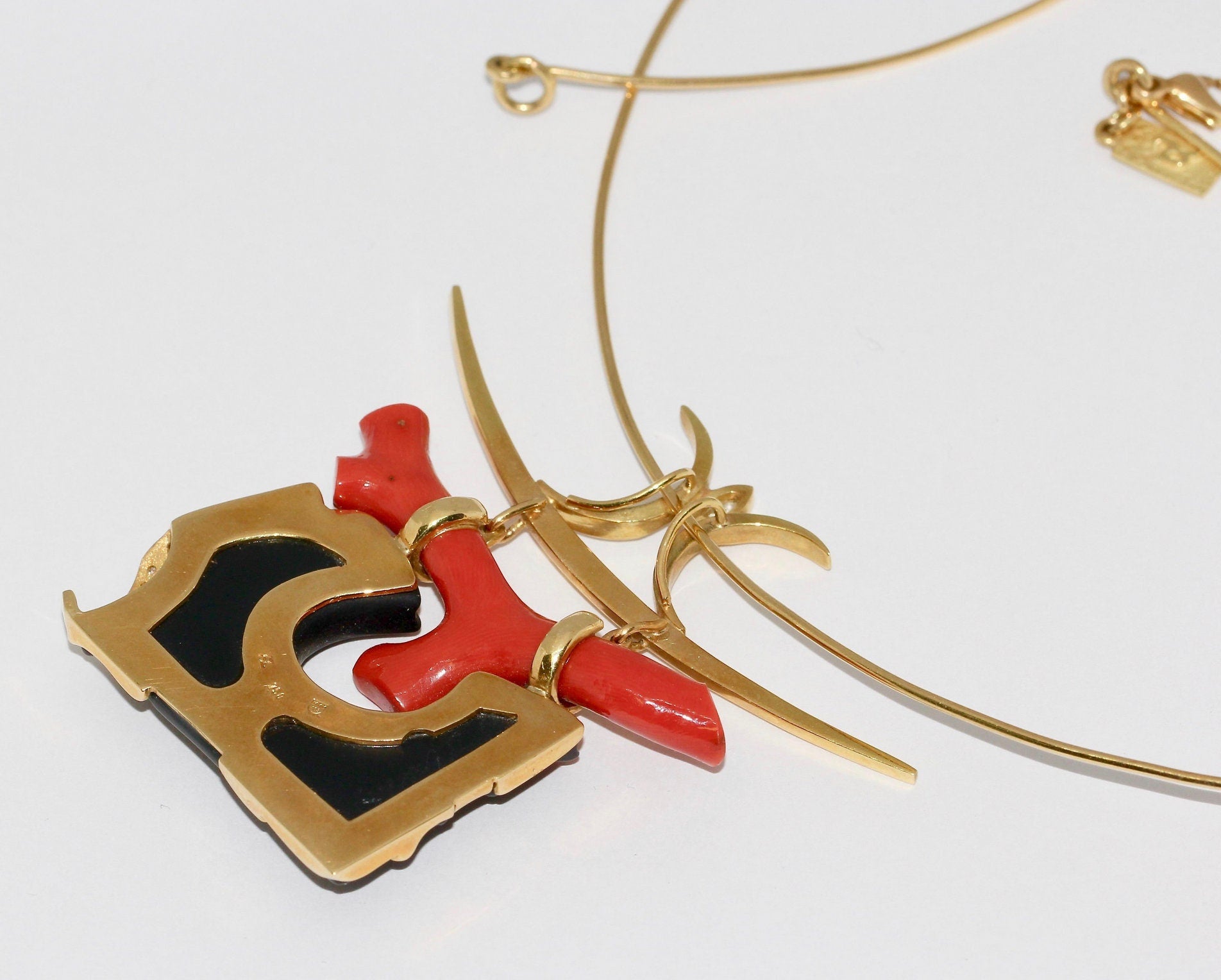 18 Karat Gold Halskette, Collier mit großem Anhänger als japanisches „Torii“, Koralle und Marquise-Diamant,