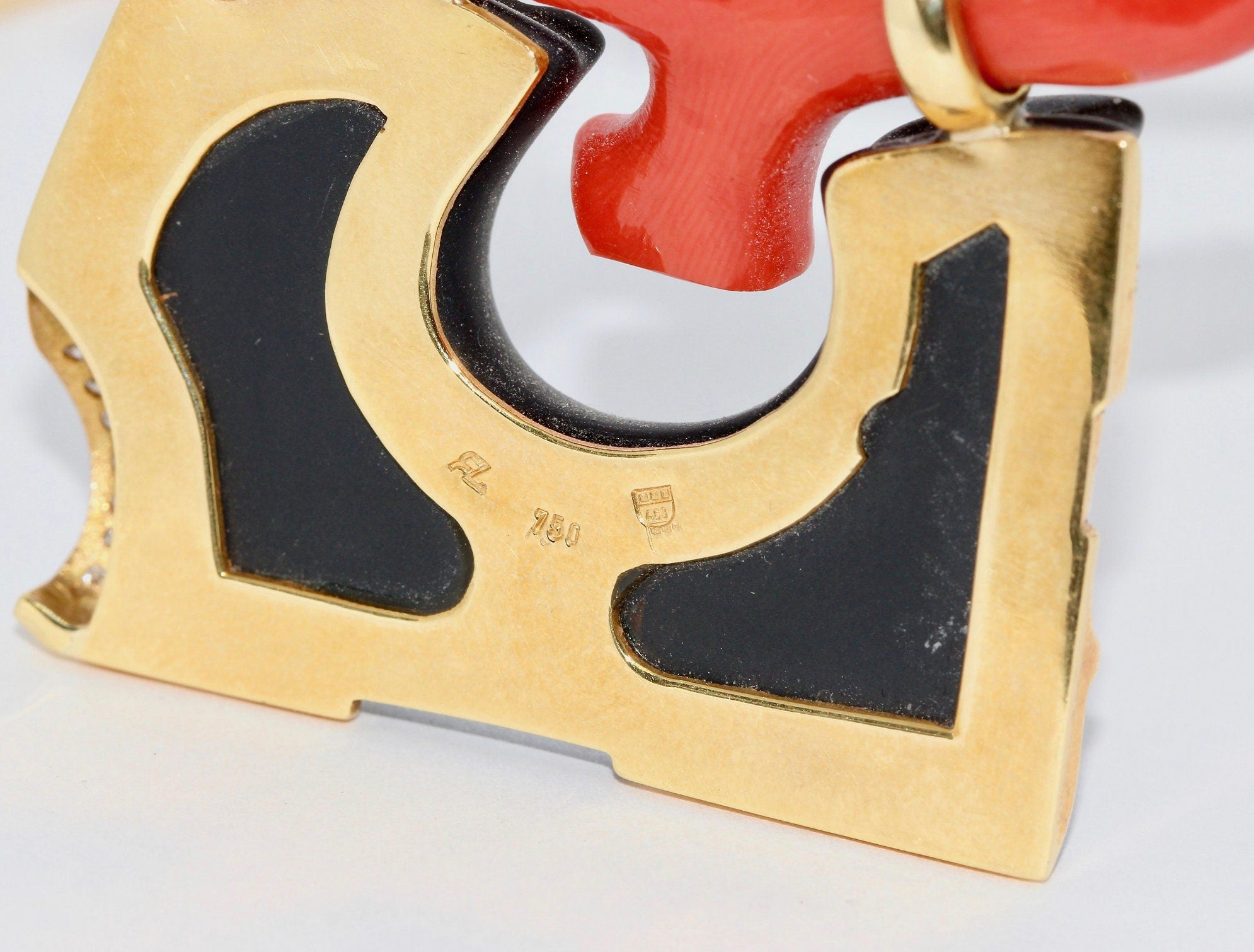 18 Karat Gold Halskette, Collier mit großem Anhänger als japanisches „Torii“, Koralle und Marquise-Diamant,