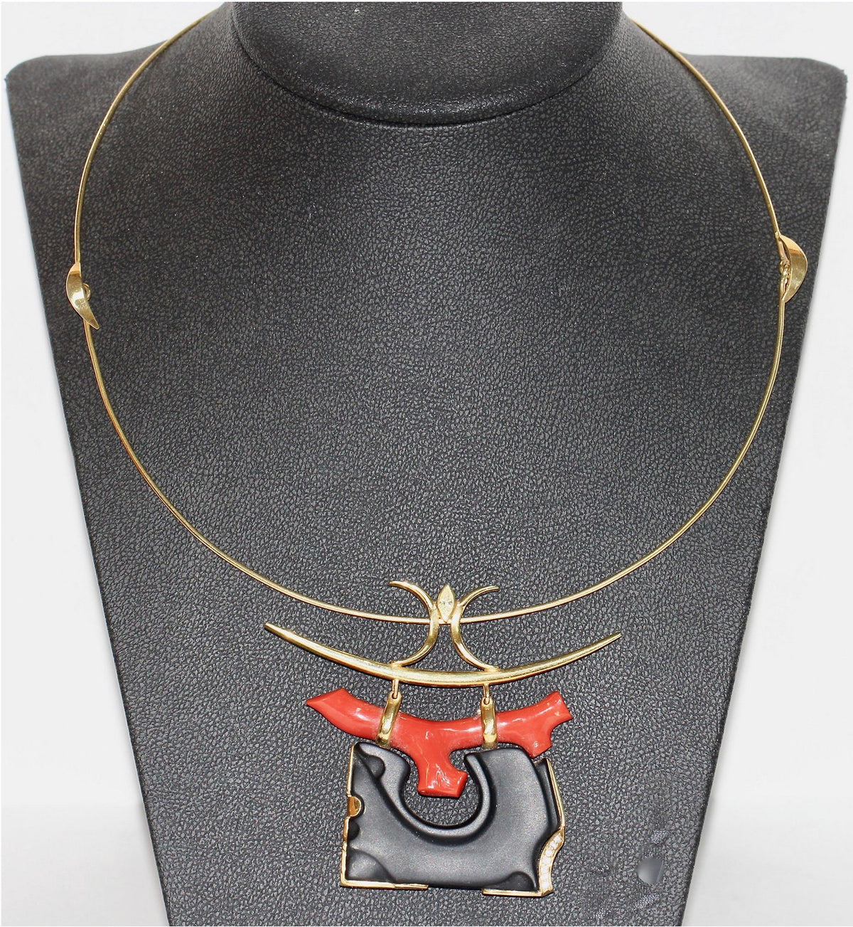 18 Karat Gold Halskette, Collier mit großem Anhänger als japanisches „Torii“, Koralle und Marquise-Diamant,