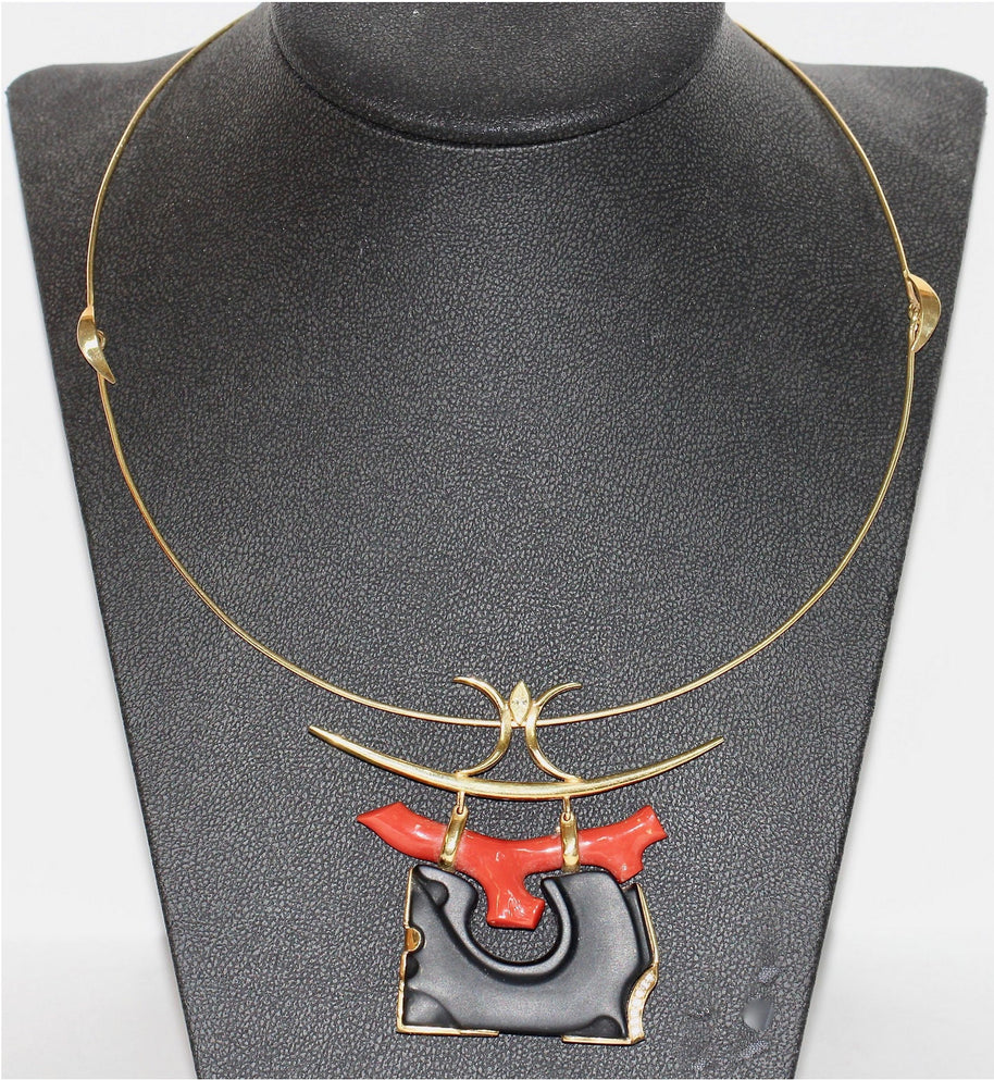 18 Karat Gold Halskette, Collier mit großem Anhänger als japanisches „Torii“, Koralle und Marquise-Diamant,