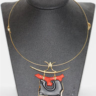 18 Karat Gold Halskette, Collier mit großem Anhänger als japanisches „Torii“, Koralle und Marquise-Diamant,