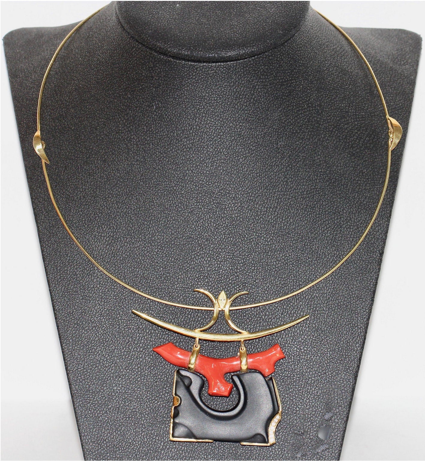 18 Karat Gold Halskette, Collier mit großem Anhänger als japanisches „Torii“, Koralle und Marquise-Diamant,