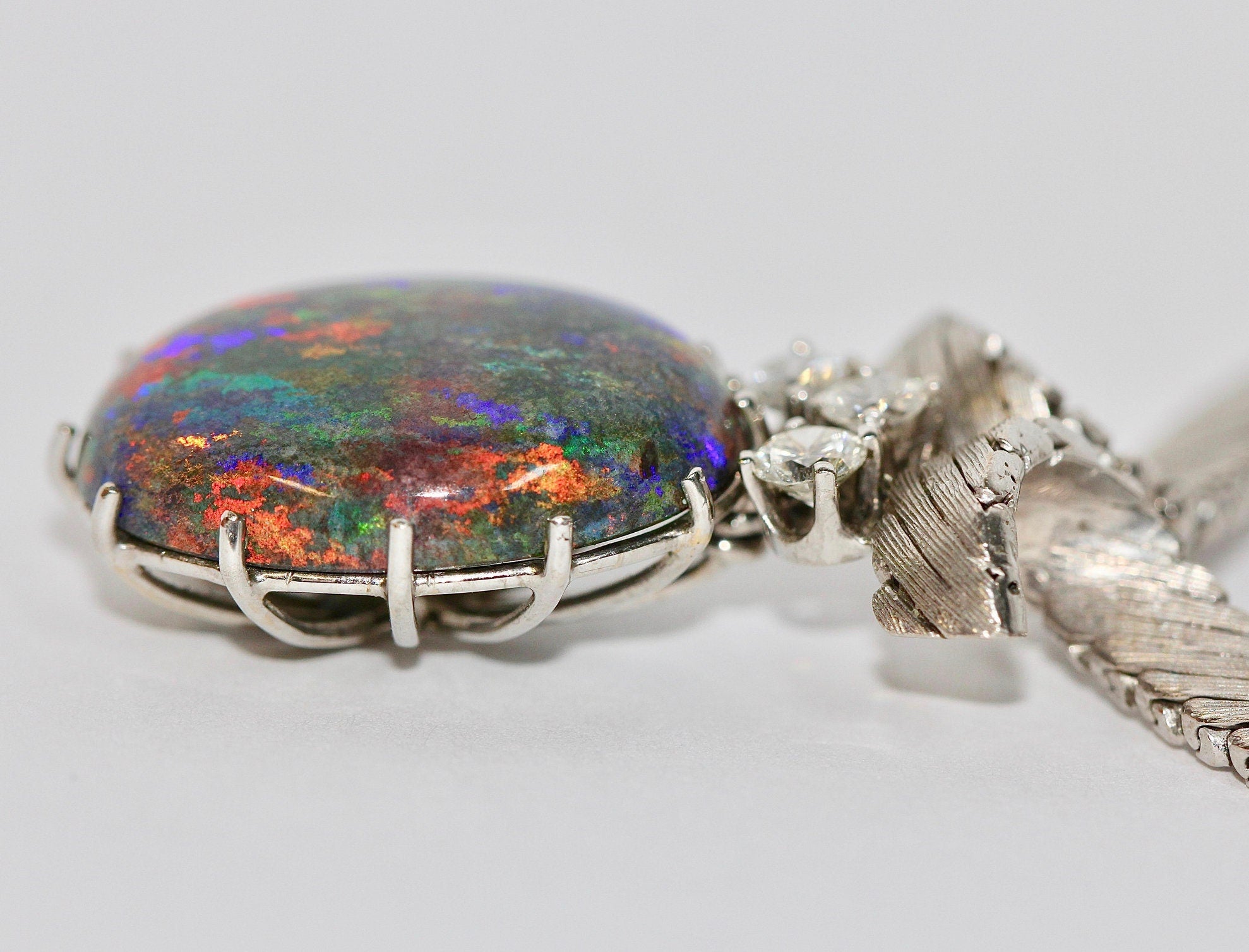 Prächtige Halskette, Collier aus 18 Karat Weißgold mit großem australischem Opal und Diamanten