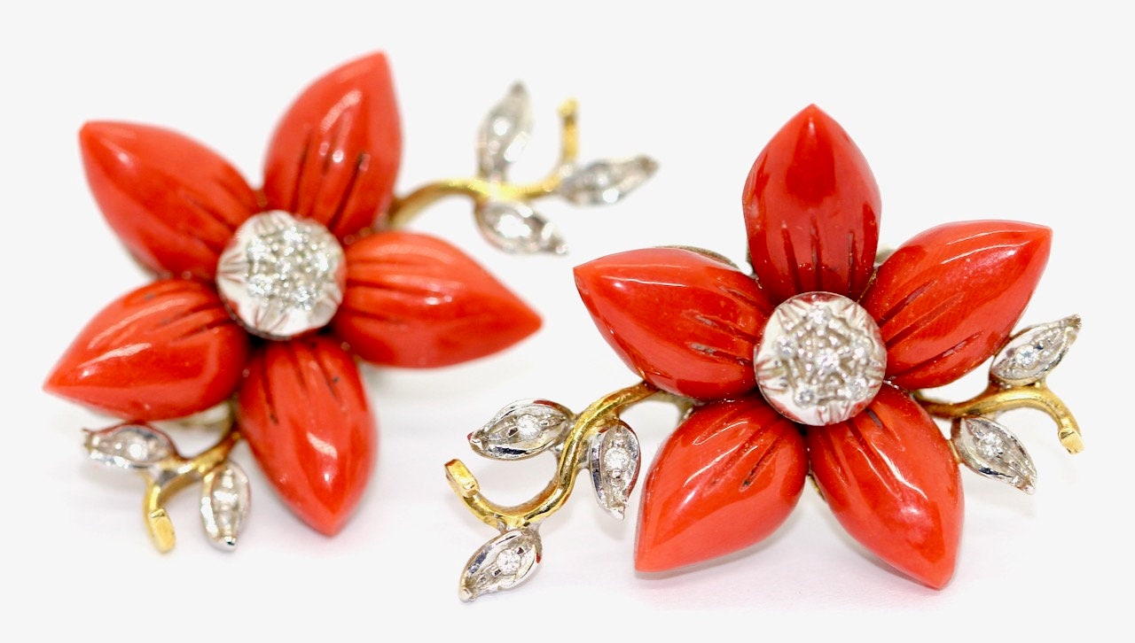 18 Karat Gold Ohrstecker, mit Koralle und Diamanten, Ohrringe, Clips, florales Design