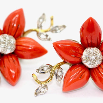 18 Karat Gold Ohrstecker, mit Koralle und Diamanten, Ohrringe, Clips, florales Design