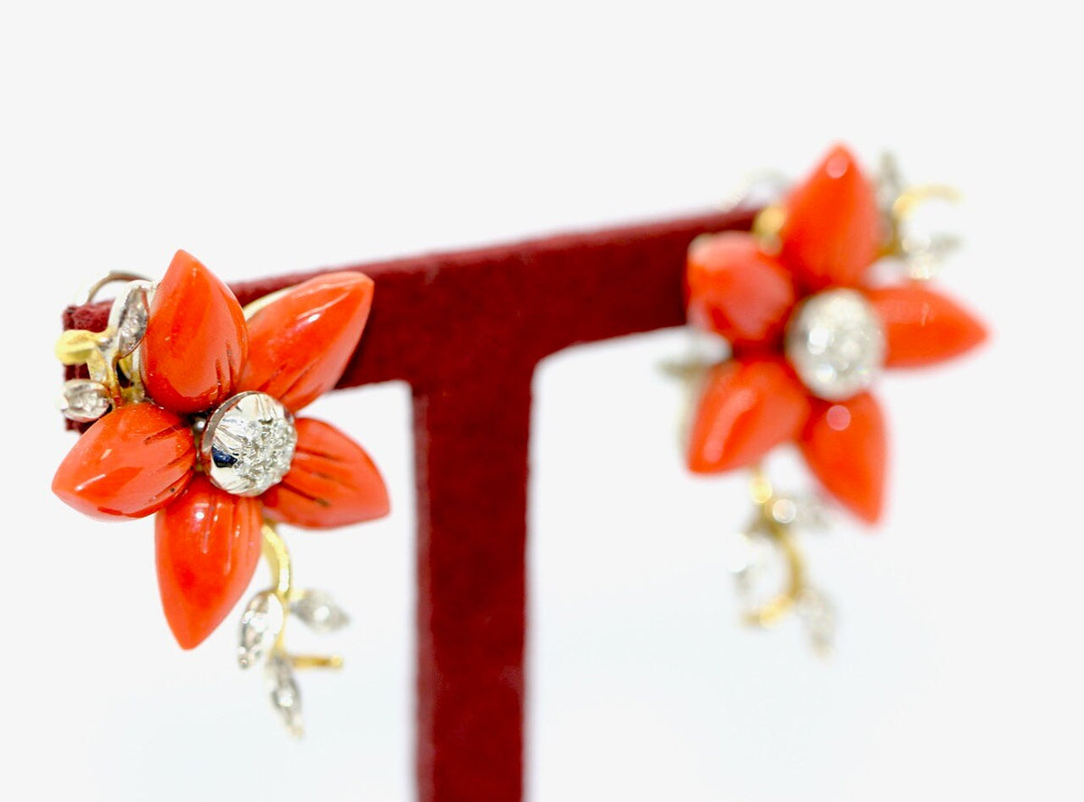18 Karat Gold Ohrstecker, mit Koralle und Diamanten, Ohrringe, Clips, florales Design