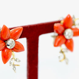 18 Karat Gold Ohrstecker, mit Koralle und Diamanten, Ohrringe, Clips, florales Design