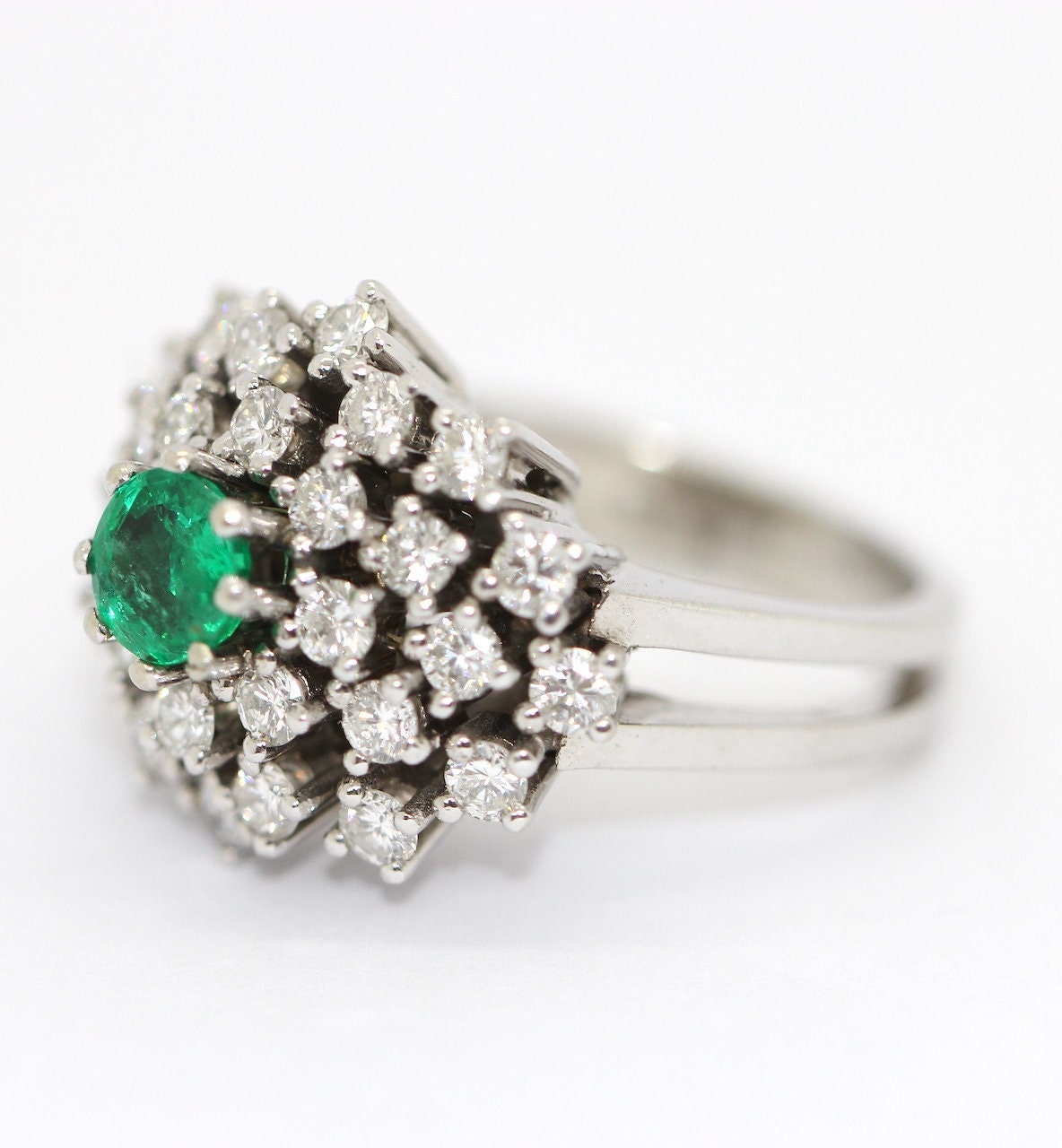 Ring aus 14 Karat Weißgold mit weißen Diamanten und Smaragd