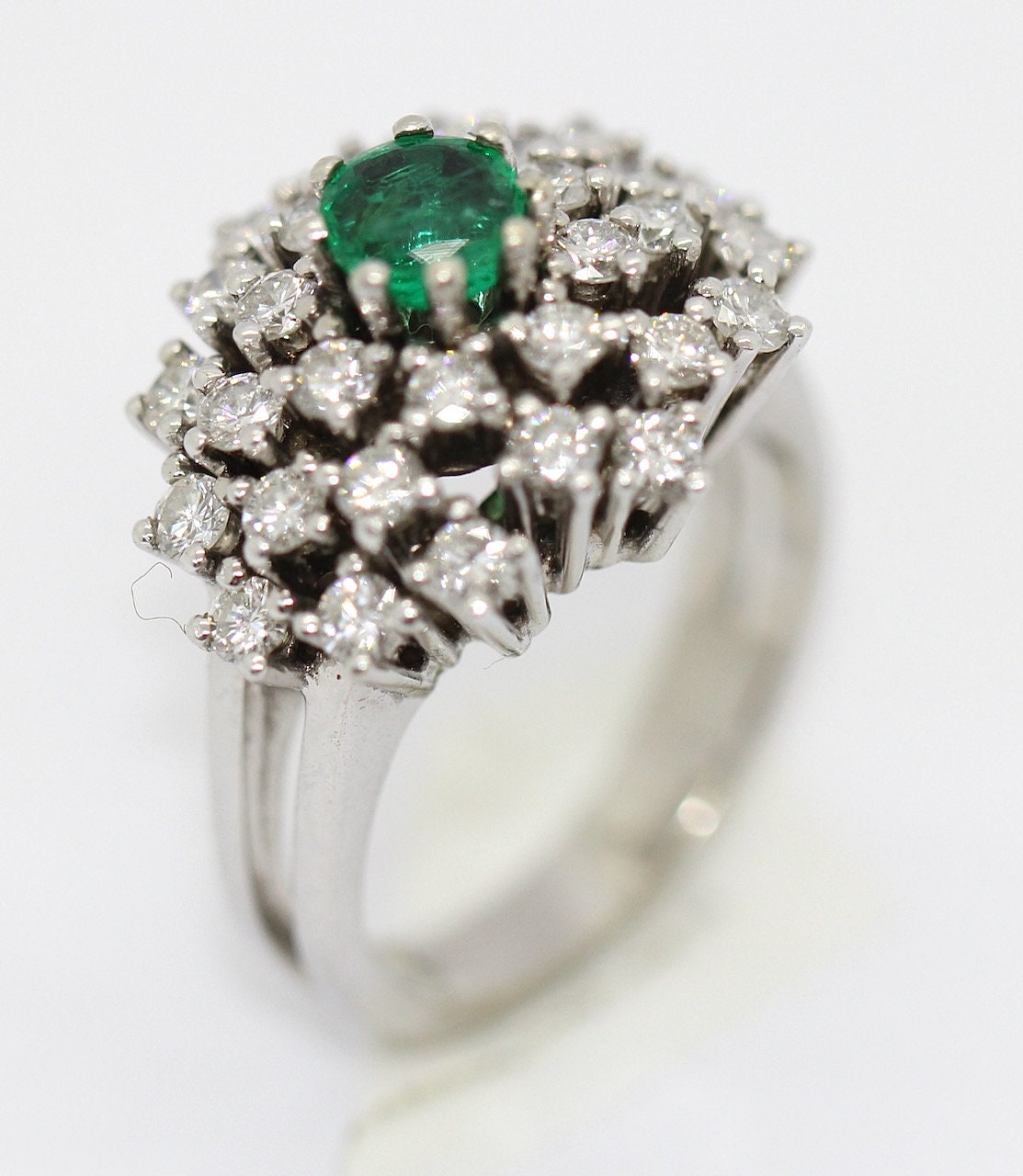 Ring aus 14 Karat Weißgold mit weißen Diamanten und Smaragd