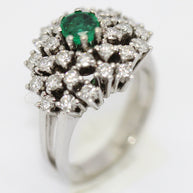 Ring aus 14 Karat Weißgold mit weißen Diamanten und Smaragd