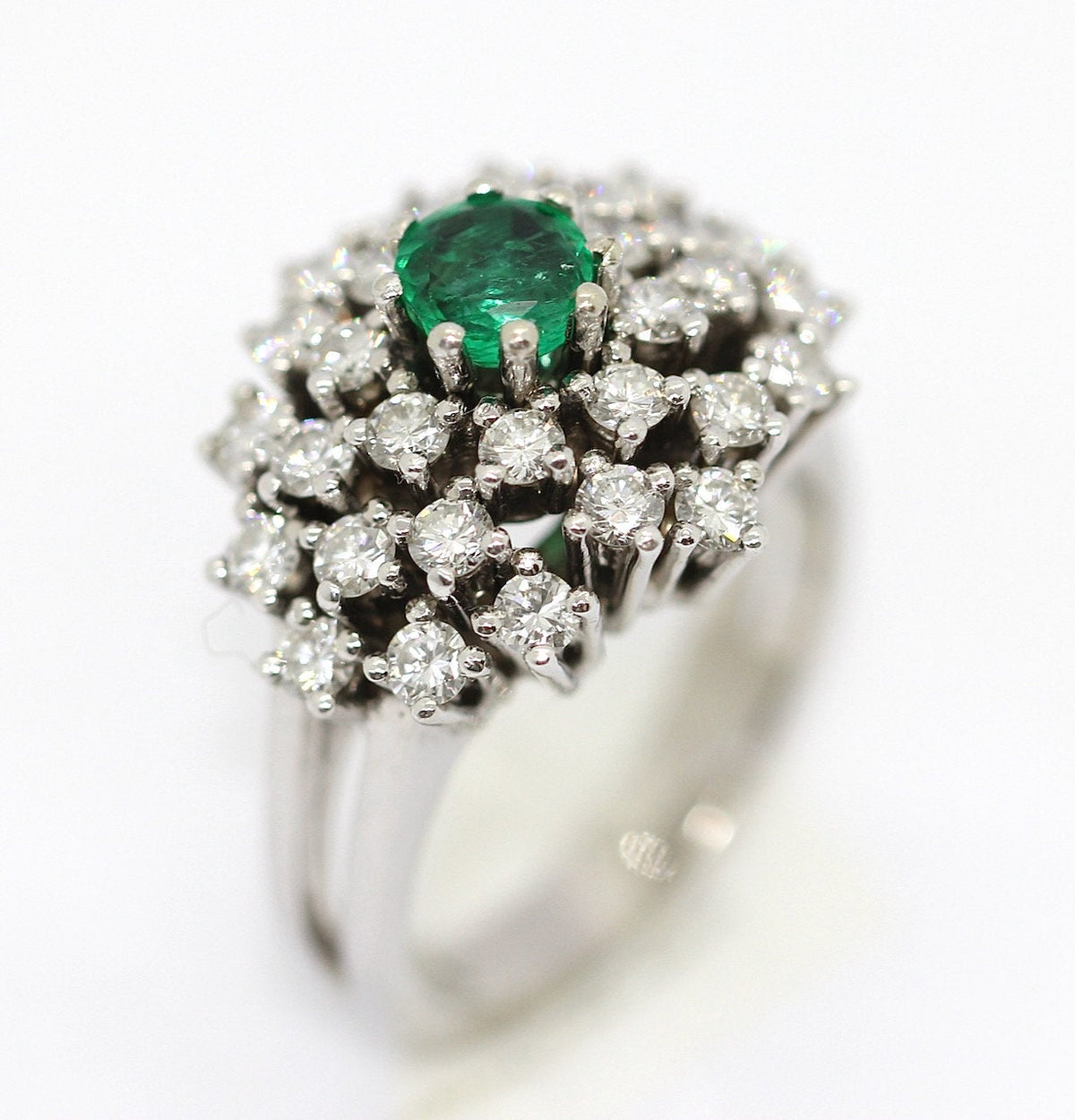Ring aus 14 Karat Weißgold mit weißen Diamanten und Smaragd