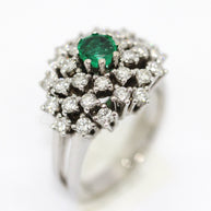 Ring aus 14 Karat Weißgold mit weißen Diamanten und Smaragd