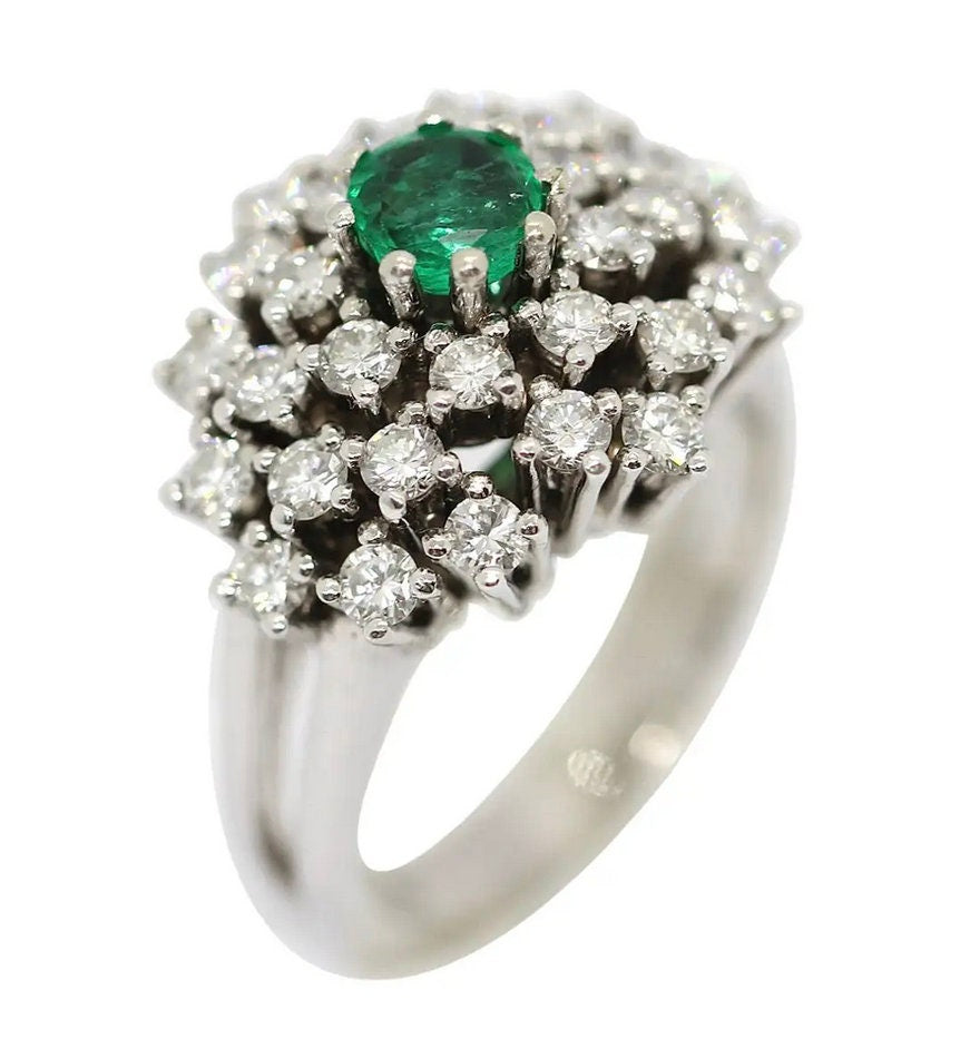 Ring aus 14 Karat Weißgold mit weißen Diamanten und Smaragd