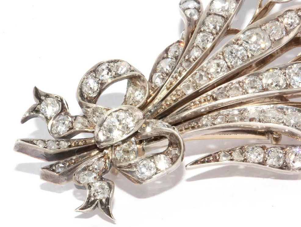 Große, Antike Weißgold Diamant-Brosche als Blumenstrauß mit Schleife