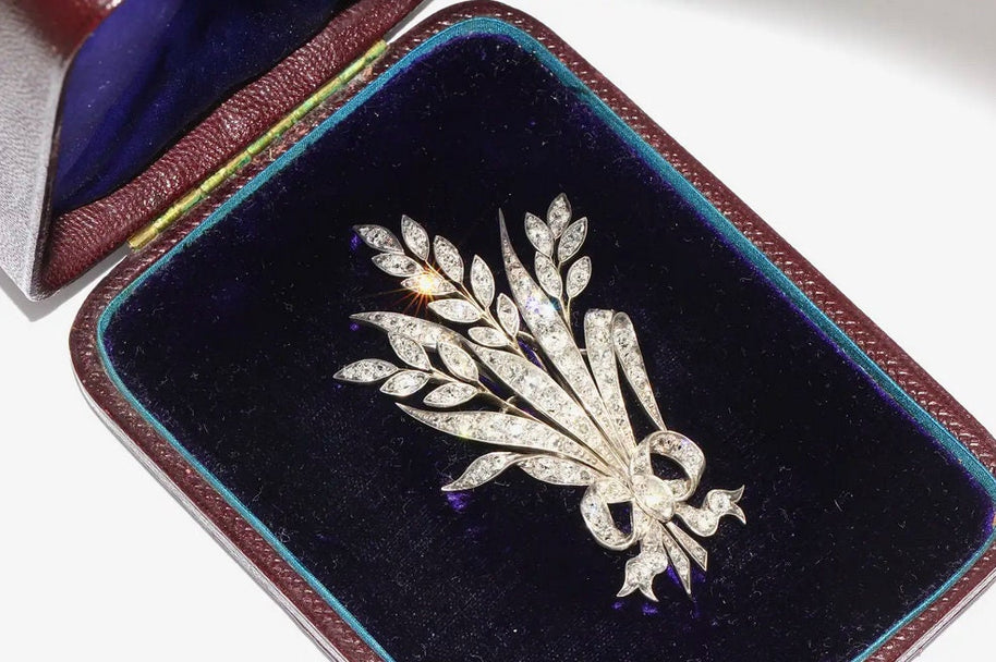 Große, Antike Weißgold Diamant-Brosche als Blumenstrauß mit Schleife