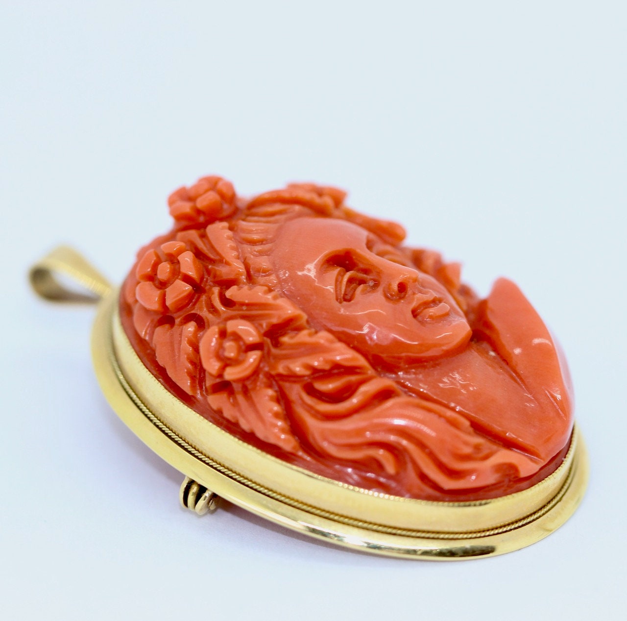 Antike Brosche, Anhänger, Korallen-Kamee, 18 Karat Gold, weibliches Portrait, Kameo, Cameo