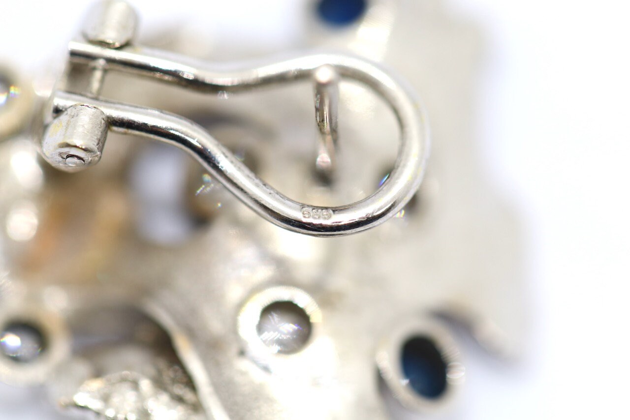 Fantasie-Ohrclips aus 14 Karat Weißgold mit Diamanten und Saphiren