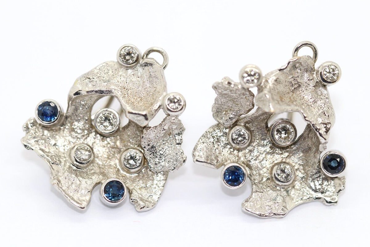Fantasie-Ohrclips aus 14 Karat Weißgold mit Diamanten und Saphiren