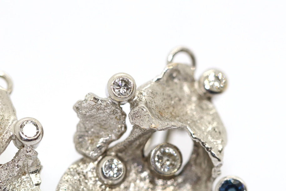 Fantasie-Ohrclips aus 14 Karat Weißgold mit Diamanten und Saphiren