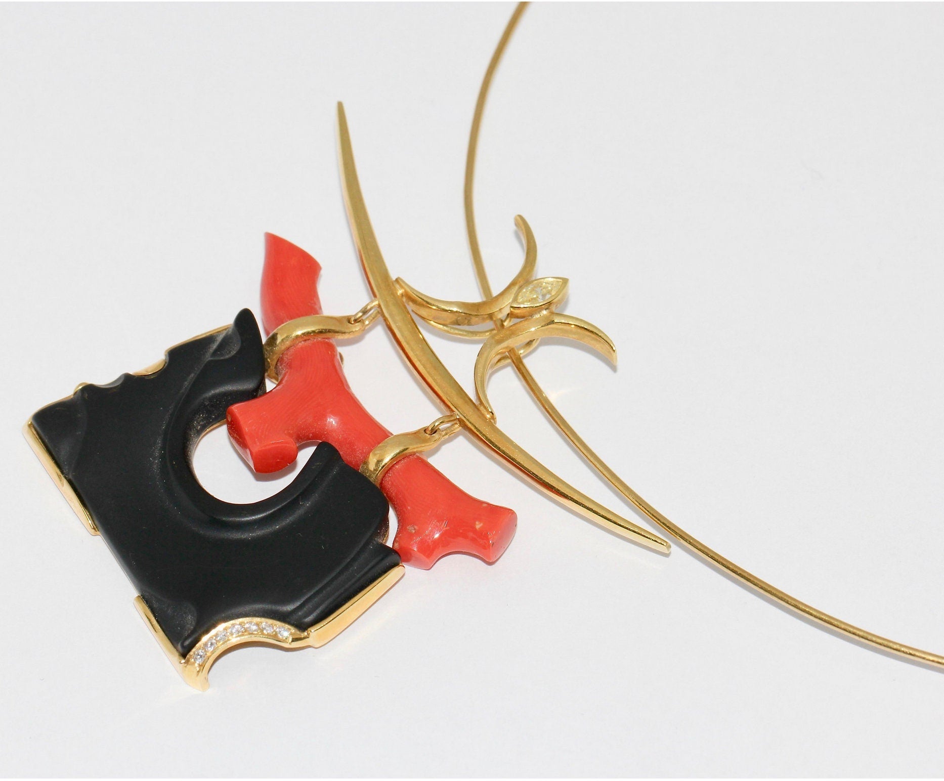 18 Karat Gold Halskette, Collier mit großem Anhänger als japanisches „Torii“, Koralle und Marquise-Diamant,