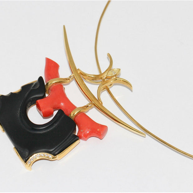 18 Karat Gold Halskette, Collier mit großem Anhänger als japanisches „Torii“, Koralle und Marquise-Diamant,