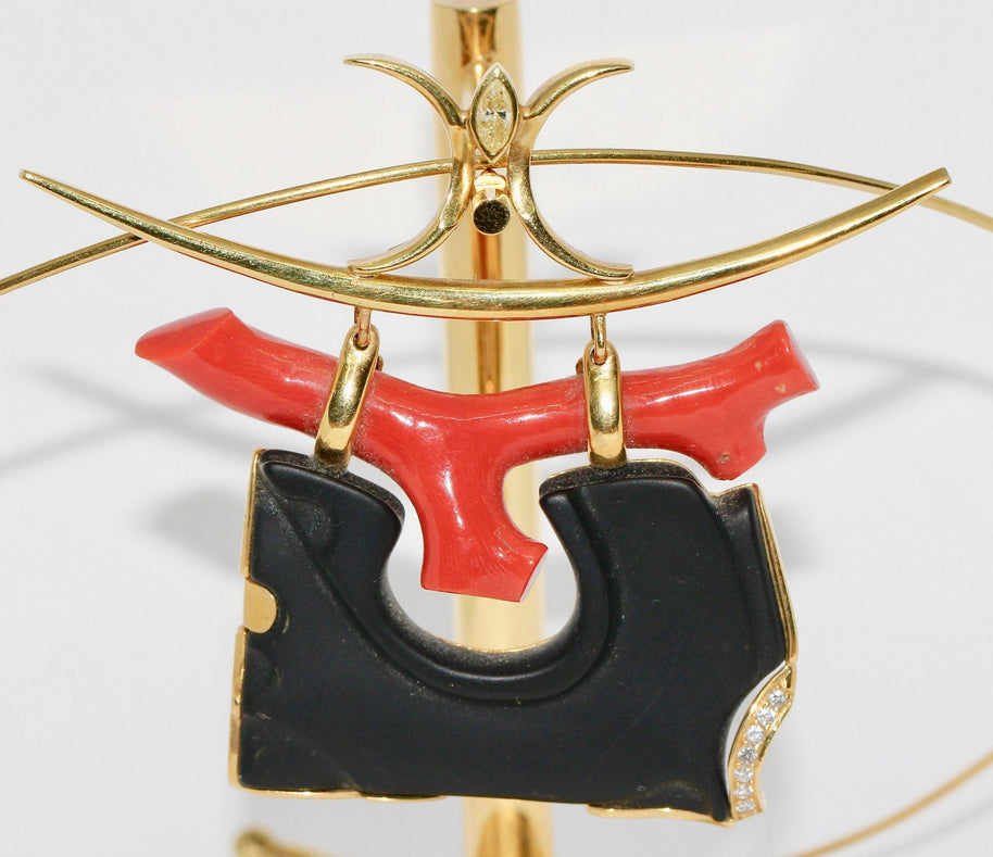 18 Karat Gold Halskette, Collier mit großem Anhänger als japanisches „Torii“, Koralle und Marquise-Diamant,