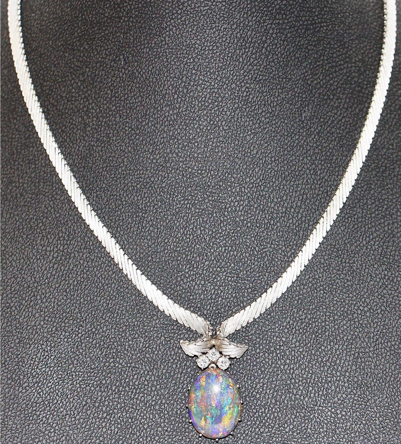 Prächtige Halskette, Collier aus 18 Karat Weißgold mit großem australischem Opal und Diamanten