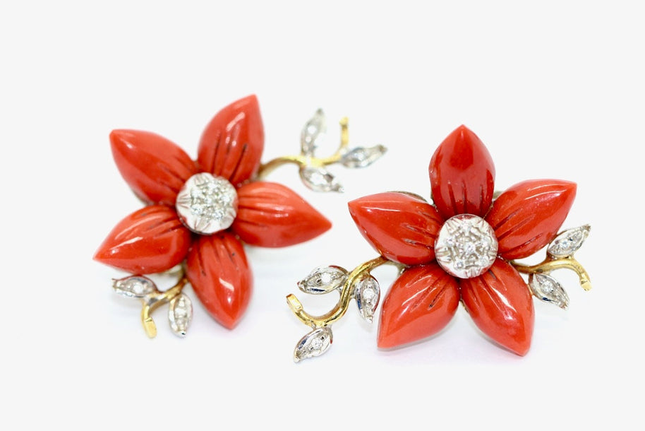 18 Karat Gold Ohrstecker, mit Koralle und Diamanten, Ohrringe, Clips, florales Design