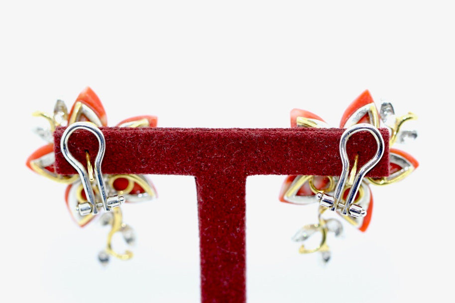 18 Karat Gold Ohrstecker, mit Koralle und Diamanten, Ohrringe, Clips, florales Design